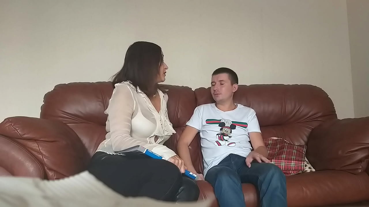 Срамежливият студент прецака ненаситния учител (Милф Алина Туманова)