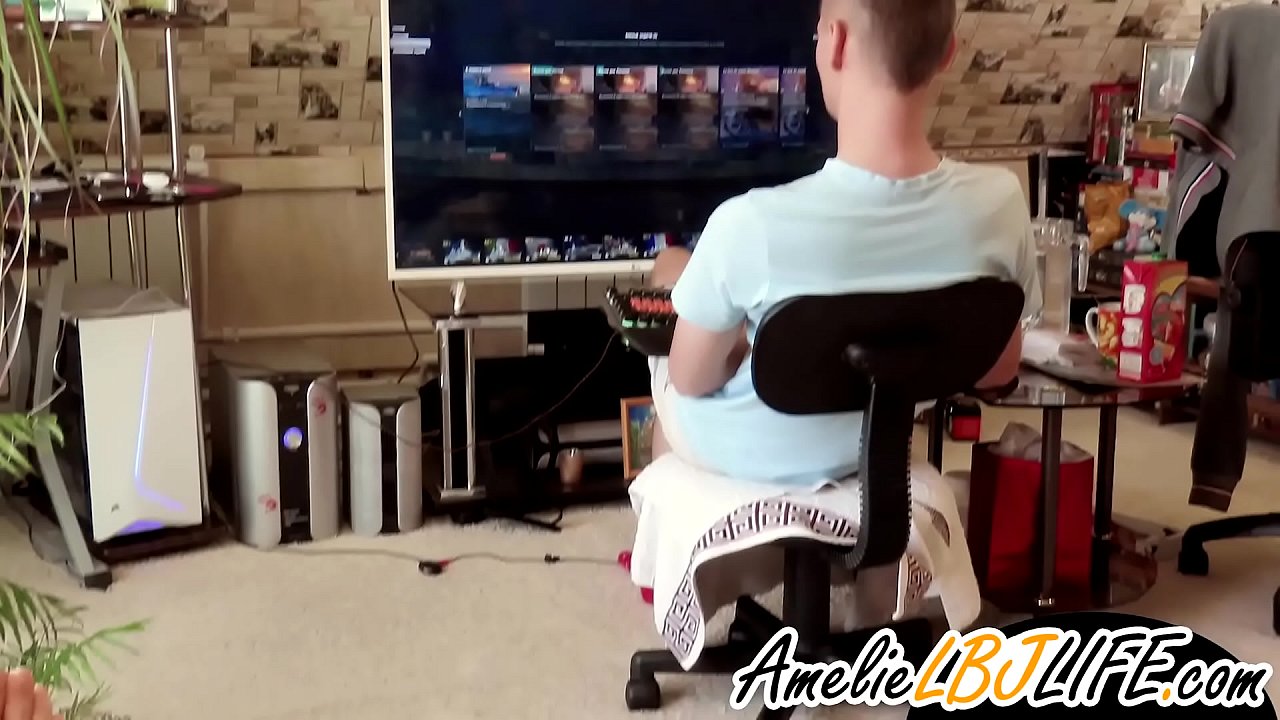 Момиче мастурбира със секс играчка, за да може приятелят му да играе компютърни игри