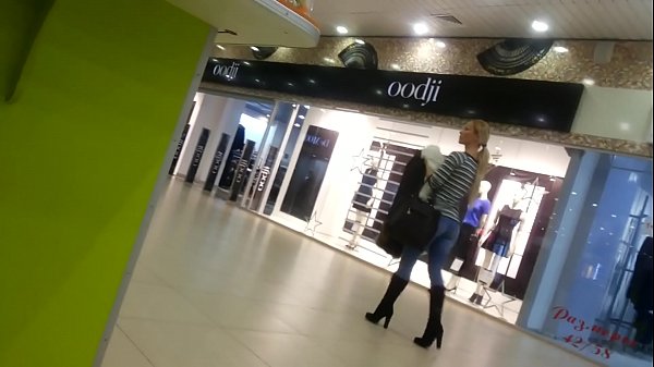 Готина мацка в супермаркета.