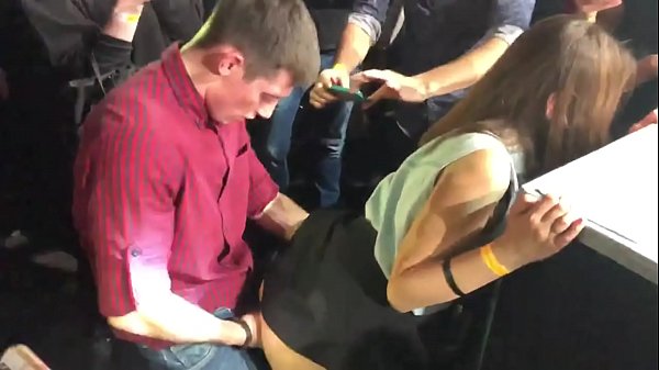 Истински секс в руски нощен клуб. 18-годишно руско момиче анално и вагинално прецакано в нощен клуб